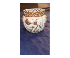 Zsolnay porcelán kaspó pillangó és virág mintával.