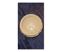 Zsolnay porcelán kaspó pillangó és virág mintával.