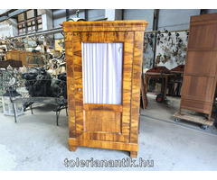 Biedermeier vitrines akasztós polcos szekrény