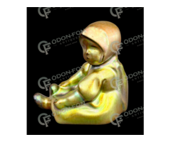 Zsolnay ülő kislány figura