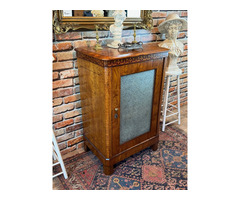 Restaurált Biedermeier kis szekrény.