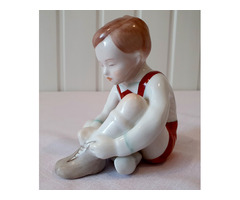 Öltözködő kisfiú Aquincumi antik porcelán figura eladó !
