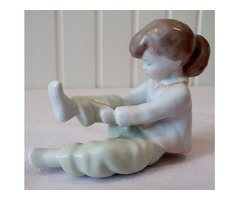 Öltözködő kislány Aquincumi antik porcelán figura.eladó!