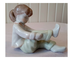 Öltözködő kislány Aquincumi antik porcelán figura.eladó!