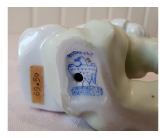 Öltözködő kislány Aquincumi antik porcelán figura.eladó!